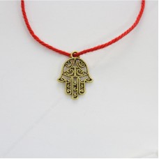 Красная нить с подвеской - Рука хамсы