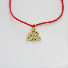 Красная нить оберег Трикветр кельтский защитный амулет.