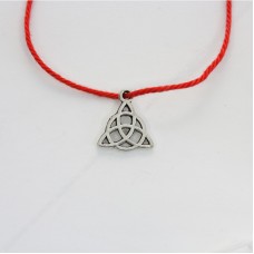 Красная нить оберег Трикветр кельтский защитный амулет.