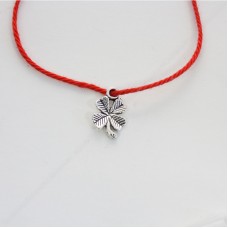 Красная нить с подвеской Клевер - на удачу