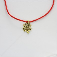 Красная нить с подвеской Клевер - на удачу