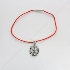 Красная нить с амулетом на счастье и удачу