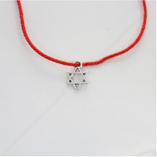 Красная нить с оберегом Звезда Давида