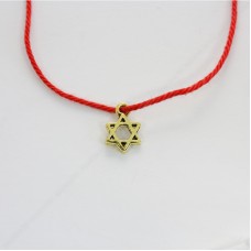 Красная нить с оберегом Звезда Давида