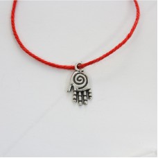 Красная нить с амулетом Счастливая ладонь