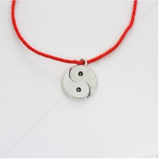 Красная нить с амулетом Инь-Ян гармония и равновесие