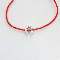 Красная нить с оберегом шармом - Подкова